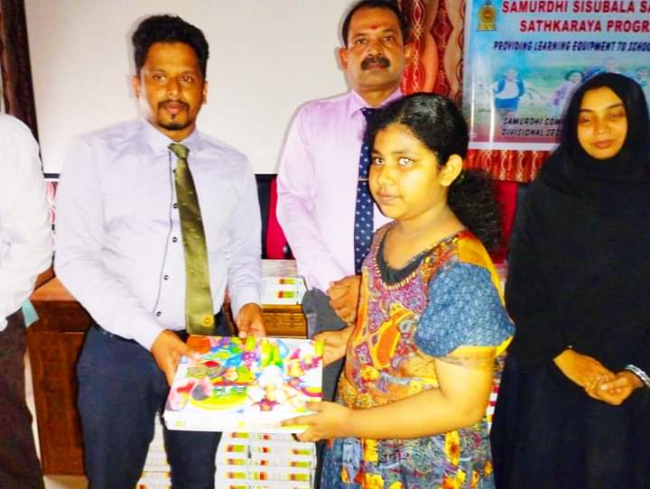 சாய்ந்தமருதில் ‘சமுர்த்தி சிசுபல’ திட்டத்தின்கீழ் பாடசாலை மாணவர்களுக்கு உபகரணங்கள்!