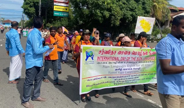 சைகைமொழி தினத்தை முன்னிட்டு மாபெரும் விழிப்புணர்வுப் பேரணி! மட்டக்களப்பில் நடந்தது