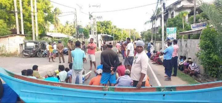 திருமலை சிறிமாபுர மீனவர்கள் வீதியின் குறுக்கே படகுகளை வைத்து திங்கள் மறியல் போராட்டம்