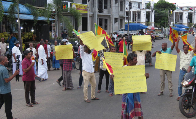 திலீபனின் உருவப்படம் தாங்கிய வாகன ஊர்தியை அக்கரைப்பற்றில் மறித்து எதிர்ப்பு ஆர்பாட்டம்