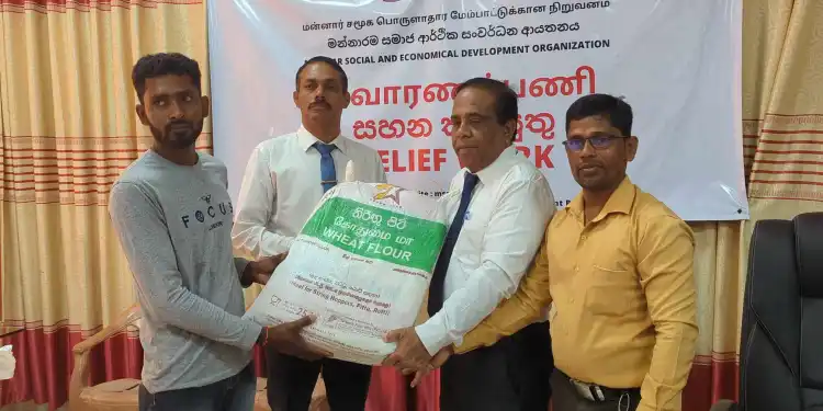 புயலால் பாதிக்கப்பட்ட மீனவர்களுக்கு நிவாரணம்