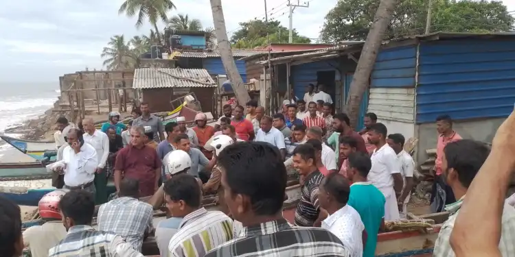 மீனவர்கள் சாலை மறியல் போராட்டம்; சாய்ந்தமருதில் பரபரப்பு