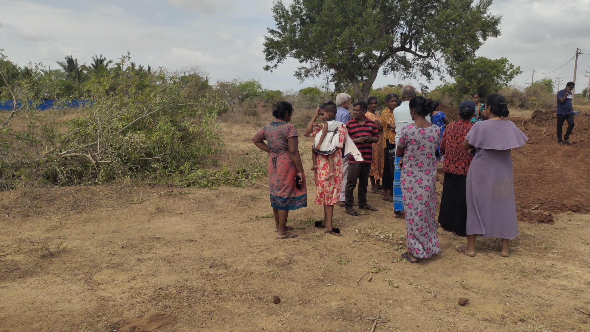 வெளிநாட்டு தொண்டு அமைப்புக்கு ஒதுக்கிய காணியை அரச நிறுவனங்களுக்கு பகிர்ந்தளிக்ககோரி போராட்டம்!
