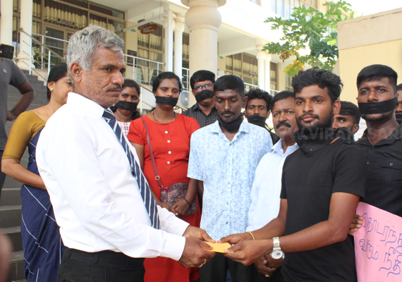 முல்லைத்தீவில் நீதிகோரி கறுப்பு துணி கட்டி கண்டன போராட்டம்