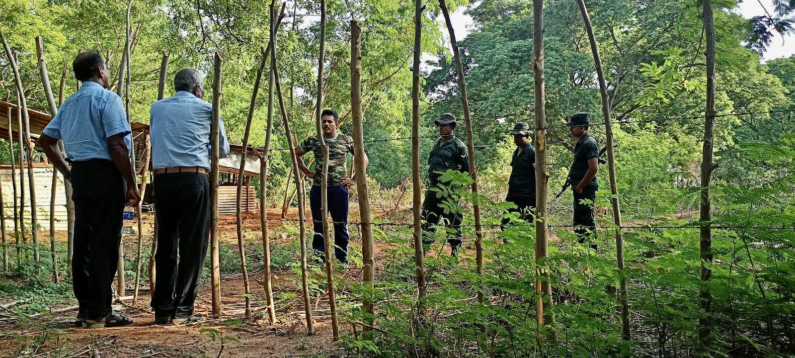 இராணுவத்தினர் வெளியேறியதை அடுத்து வடக்கில் தமது காணிகளுக்கு வேலி அமைக்கும் பொதுமக்கள்