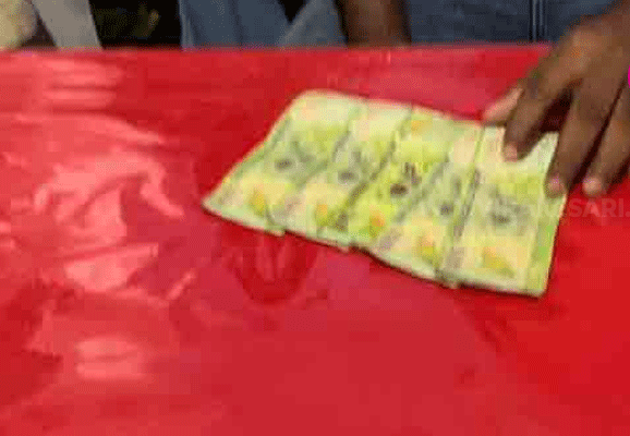 ஒரே இலக்கம் கொண்ட 5000 ரூபா பெறுமதியான ஐந்து போலிநாணயத்தாள்களுடன் ஒருவர் கைது!