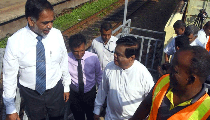 பம்பலபிட்டி ரயில் நிலையத்துக்கு தற்காலிக நுழைவுப்பாதை அமைப்பு