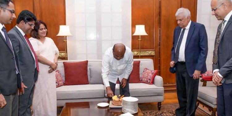 சபாநாயகரின் பிறந்தநாள் : கேக் வெட்டி கொண்டாட்டம்