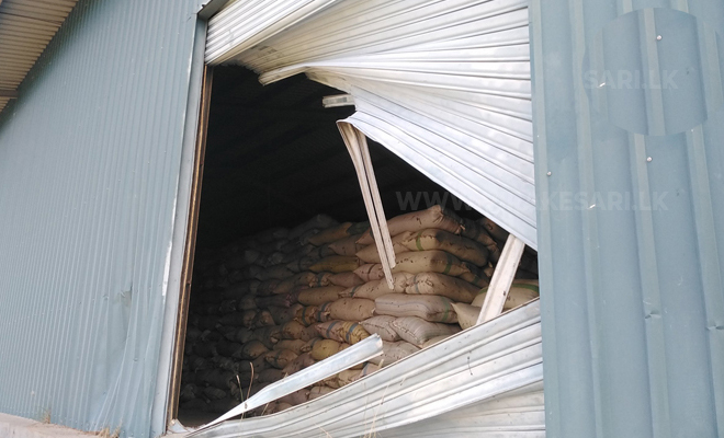 நாவிதன்வெளியில் யானை அட்டகாசத்தால் நெல் களஞ்சியசாலையில் பாரியளவு சேதம்