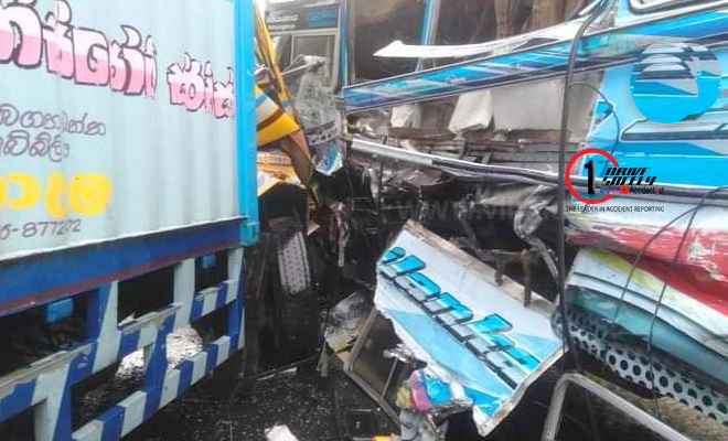 நிட்டம்புவ, குளியாப்பிட்டியில் இடம்பெற்ற விபத்தில் பாடசாலை மாணவர்கள் உள்ளிட்ட 35 பேர் காயம்