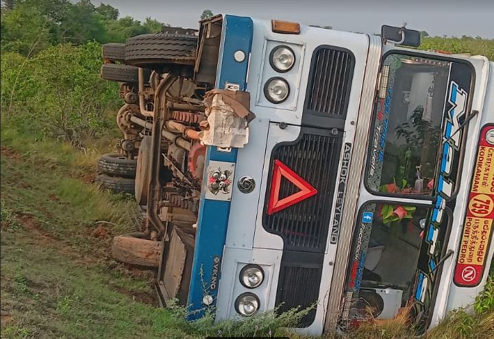 யாழ்ப்பாணத்தில் பயணிகள் பஸ் குடைசாய்ந்து விபத்து