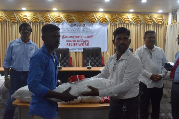 புயலால் பாதிக்கப்பட்டுள்ளோருக்கு யாழில் வலைகள் வழங்கி வைப்பு!