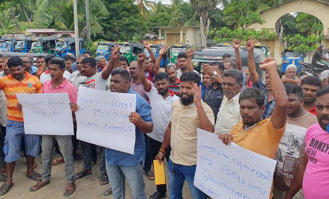 களுவாஞ்சிக்குடி முச்சக்கர வண்டி சாரதிகள் ஆர்ப்பாட்டம்