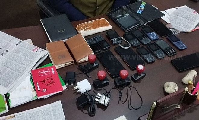 மல்வத்தை பீடத்தின் மகாநாயக்கர் தேரர் போல் நடித்து பண மோசடி செய்தவர் நுவரெலியாவில் கைது