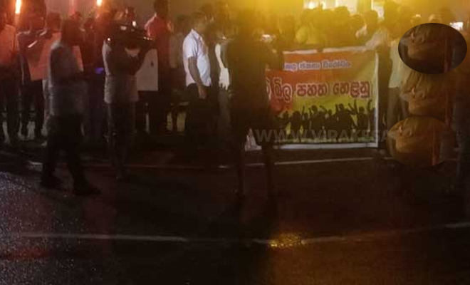 மின் கட்டண அதிகரிப்புக்கு எதிராக தீப்பந்தம் ஏந்தி புலத் சிங்களவில் மக்கள் ஆர்ப்பாட்டம்!