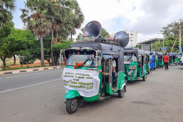 ஓட்டோ உரிமையாளர்கள் யாழில் கவனவீர்ப்பு போராட்டம்