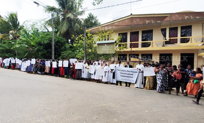 முல்லைத்தீவு நீதிமன்ற நீதிபதிக்கு நீதி கோரி யாழில் கவனயீர்ப்பு ஆர்ப்பாட்டம்