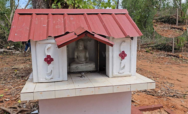 யாழ். காங்கேசன்துறையில் ஞான வைரவர் ஆலயம்முன் புத்தர் சிலையும் அரச மரமும்!