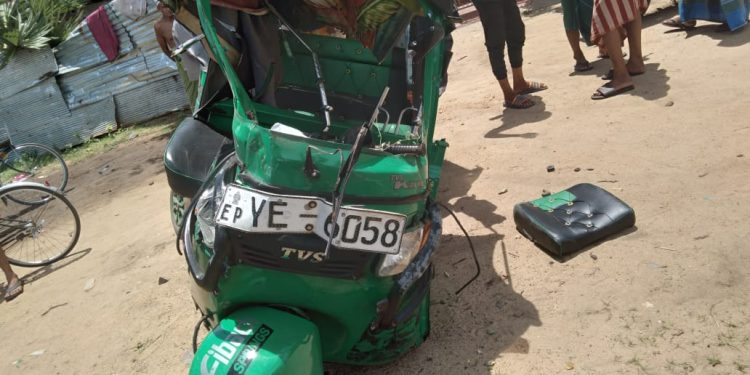 ரயிலுடன் ஓட்டோ மோதியது