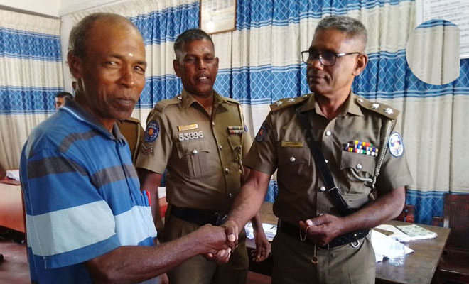 வீதியில் கண்டெடுத்த தங்க மாலை மோதிரம் பொலிஸாரிடம் ஒப்படைப்பு