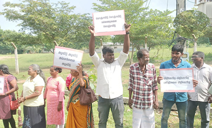 முல்லைத்தீவு தேராவில் மாவீரர் துயிலுமில்ல காணியை விடுவிக்கக்கோரி இராணுவ முகாமுக்கு முன் போராட்டம்