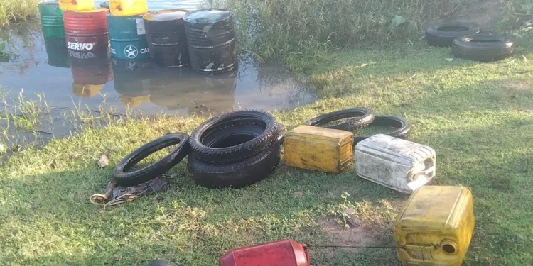 கசிப்பு உற்பத்தி நிலையத்தை முற்றுகையிட்ட மக்கள்!