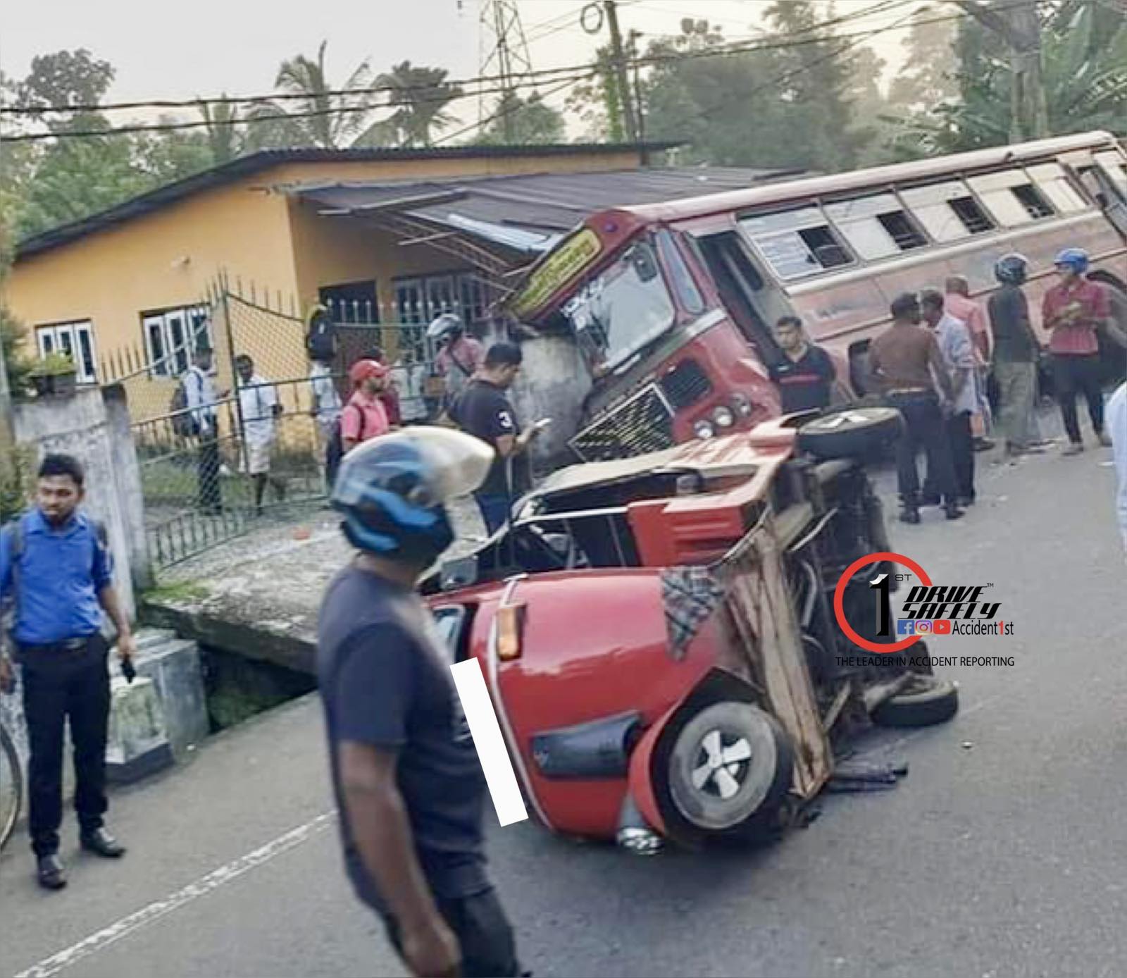 களுத்துறையில் விபத்து – 13 பேர் காயம் !