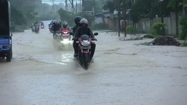 கிளிநொச்சியில் கடும் மழை : மக்களின் இயல்பு வாழ்க்கை பாதிப்பு!