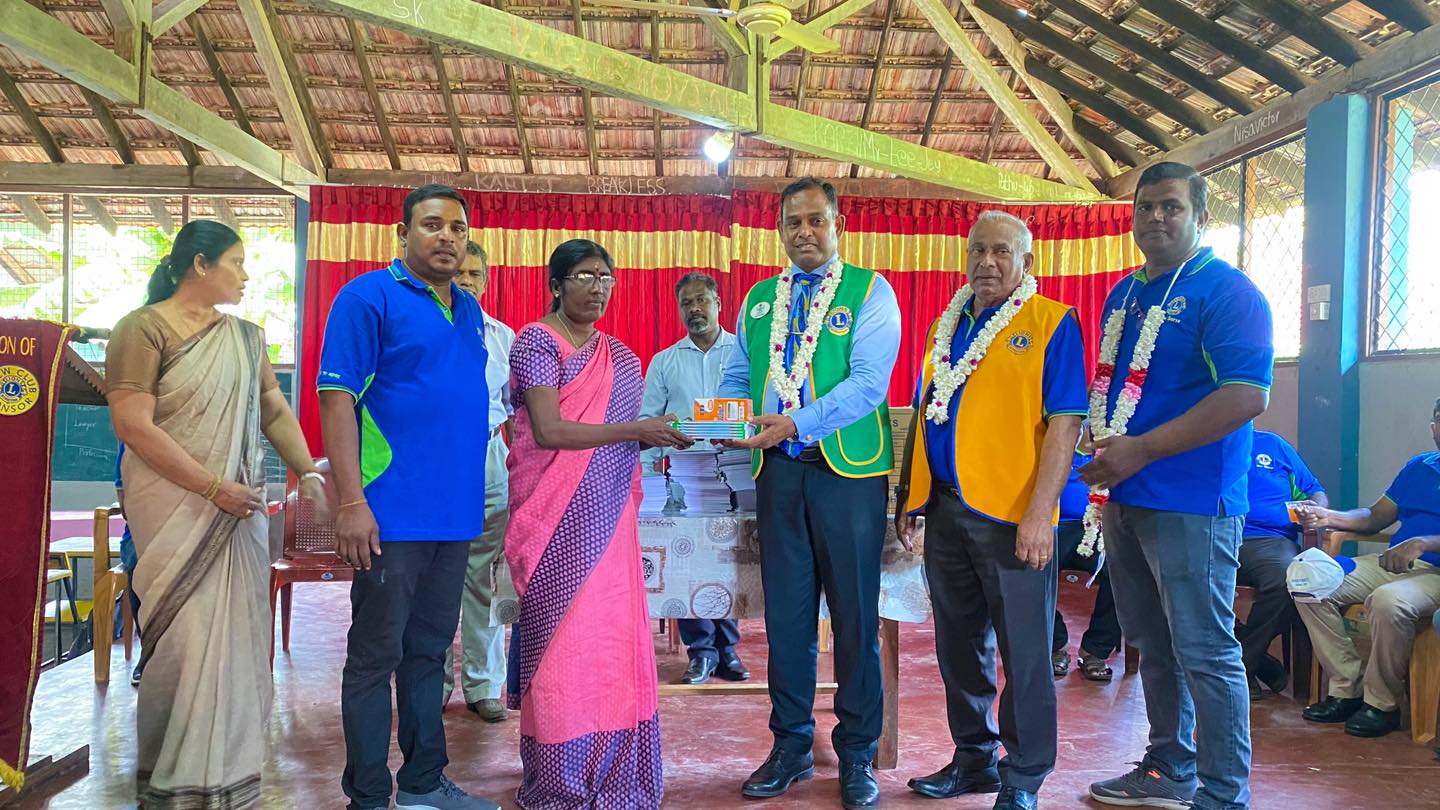 கொக்குவில் நாமகள் வித்தி மாணவர்களுக்கு லயன்ஸ் கழகத்தால் பாடசாலை உபகரணம்!