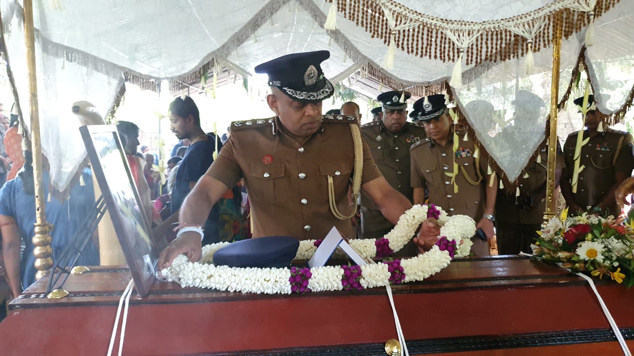 சந்தேக நபரைத் துரத்திச் சென்றபோது உயிரிழந்த  பொலிஸ் உத்தியோகத்தரின் இறுதிக்கிரியை நேற்று! சாவகச்சேரி கண்ணாடிப்பிட்டி இந்து மயானத்தில் நடந்தன