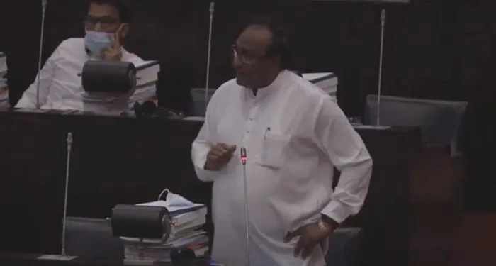 கிரிக்கெட் அணி வீரர்களுக்கு பணத்திலேயே அக்கறை : சரத் வீரசேகர!