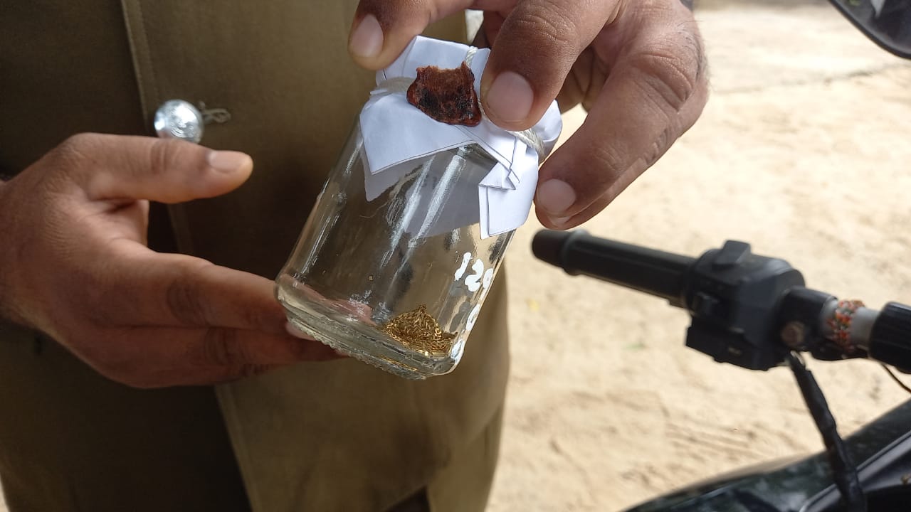 பொலிஸாரின் துரித நடவடிக்கையினால் திருட்டுபோன நகை சாவகச்சேரியில் மீட்பு!