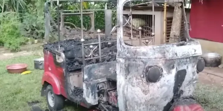 தன்னுடன் சேர்த்து ஓட்டோக்கும் பண்டாரகமவில் தீ வைத்த நபர்!