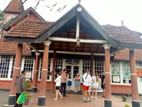 நுவரெலியாவில் தபால் நிலையத்துக்கு முன்பாகப் போராட்டம்!