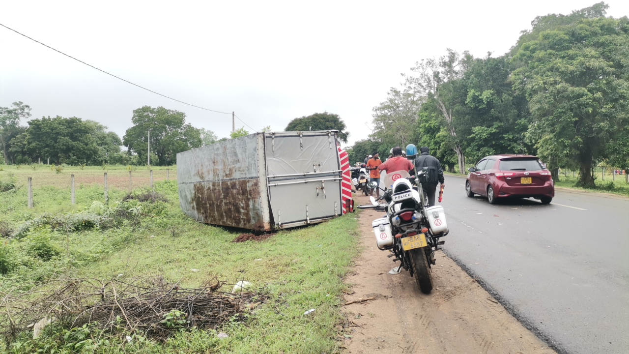 பாரவூர்தியுடன் இ.போ.ச. பஸ் வவுனியாவில் மோதி விபத்து! மூவர் காயம்