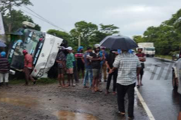 புத்தளம் – மதுரங்குளி பகுதியில் தனியார் சொகுசு பஸ் விபத்து!