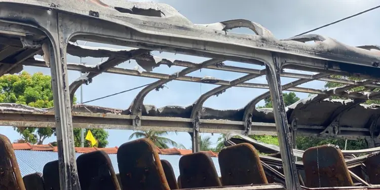 மட்டக்களப்பில் தனியார் பேருந்து தீ வைத்து எரிப்பு!