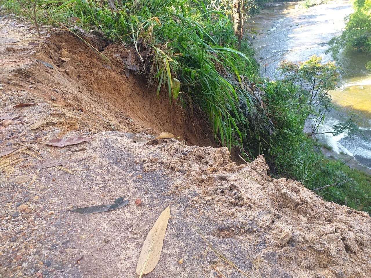 மஸ்கெலியா புரவுன்ஷீக் பகுதியில் வீதி தாழ் இறங்கியது