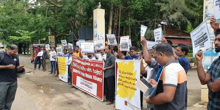 வேலைநிறுத்தப் போராட்டத்தில் குதித்த யாழ்பல்கலைக்கழக கல்விசாரா ஊழியர்கள்!