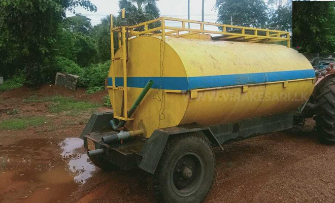 வீதியில் கழிவுநீரை ஊற்றியவர்களை மடக்கிப் பிடித்த பிரதேசவாசிகள்