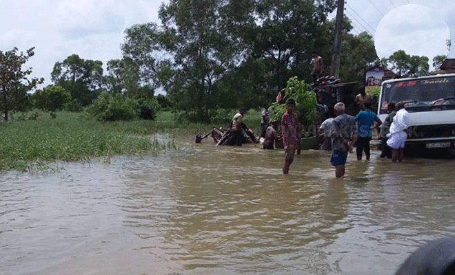 வெள்ளத்தில் சிக்கி கவிழ்ந்த லொறியில் திருட்டு