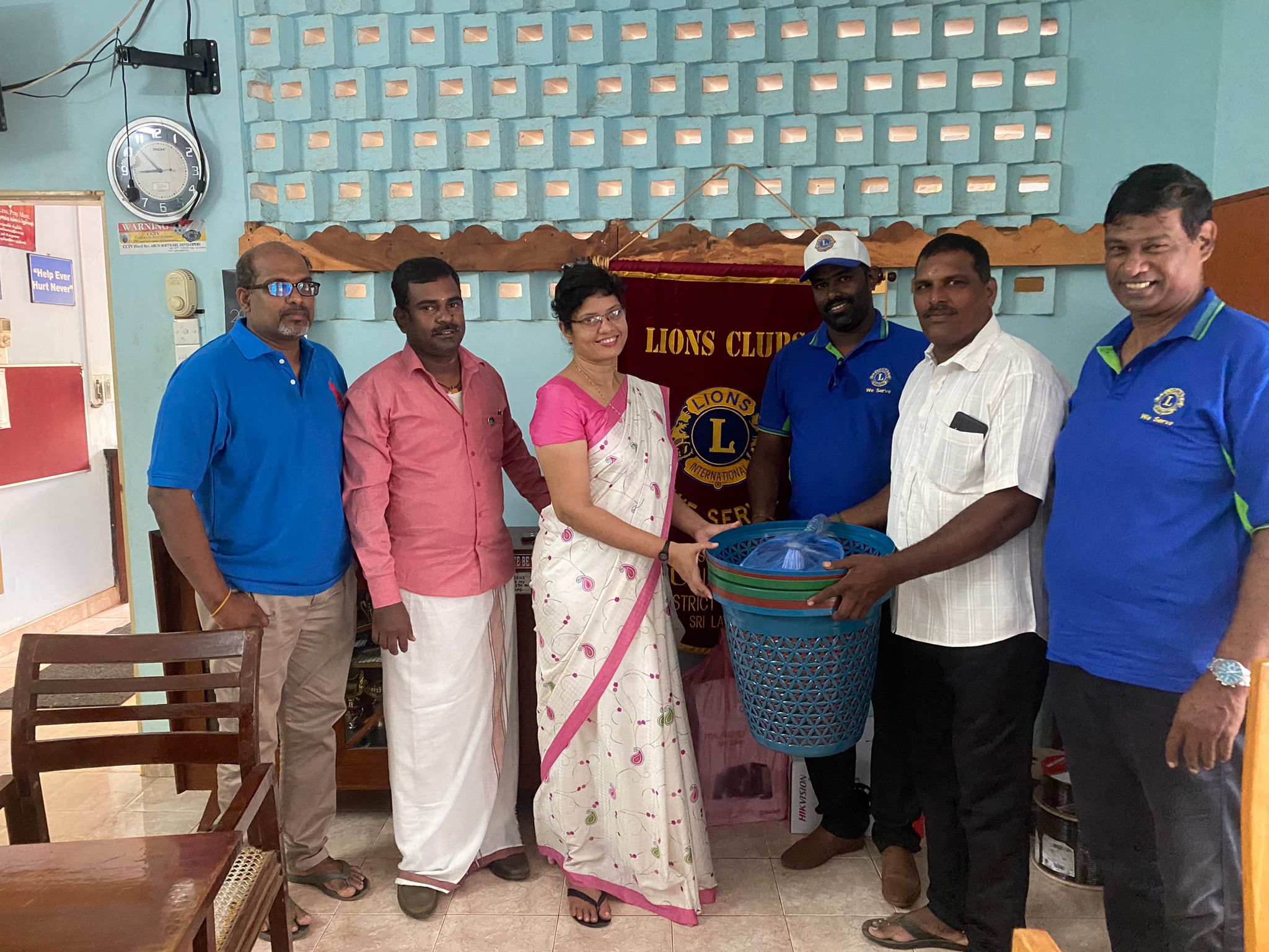 உடுவில் மகளிர் கல்லூரிக்கு குப்பை சேகரிக்கும் வாழிகள் சுன்னாகம் லயன்ஸால் வழங்கிவைப்பு!