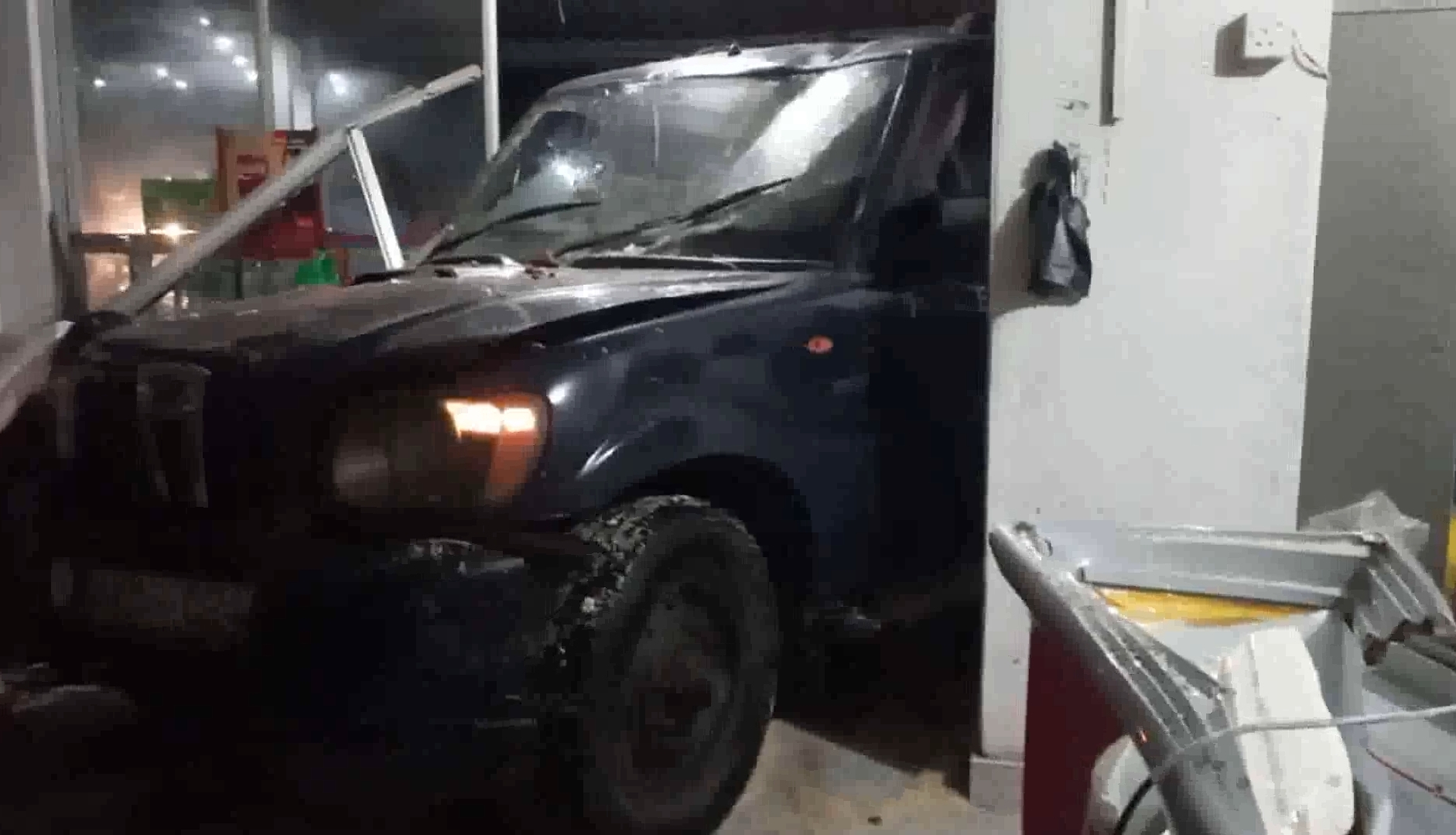 கடைத் தொகுதியை உடைத்துக் கொண்டு உட்சென்ற புத்தளம் தடயவியல் பொலிஸ் ஜீப்