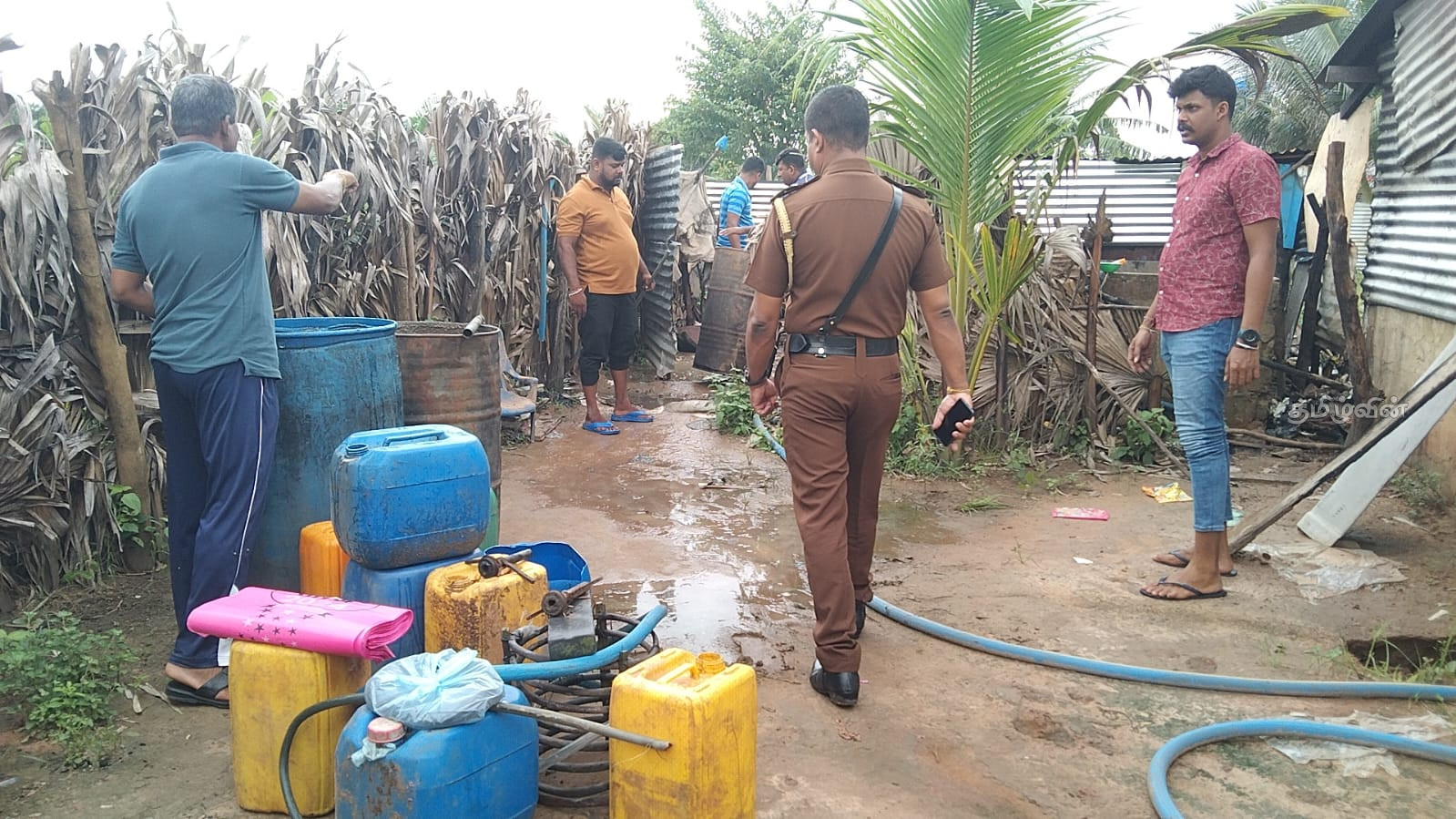 கிளிநொச்சியில் கசிப்பு உற்பத்தி: பொலிஸார் திடீர் சுற்றிவளைப்பு!