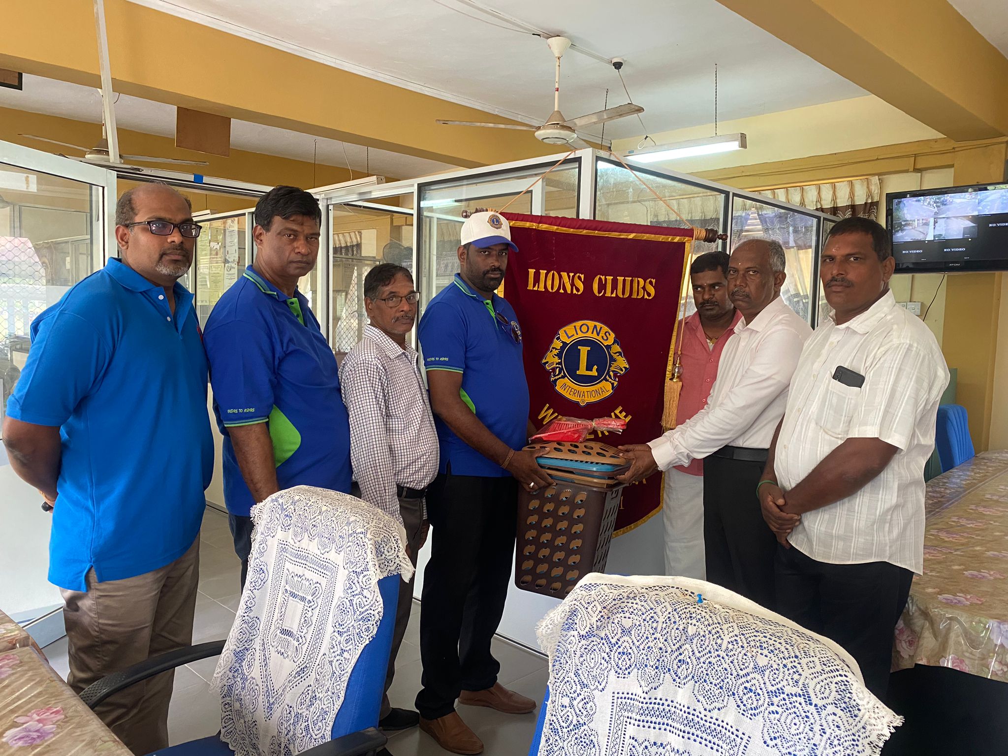 சுன்னாகம் ஸ்கந்தவரோதய கல்லூரிக்கு குப்பை சேகரிக்கும் வாழிகள் வழங்கல்! சுன்னாகம் லயன்ஸ் கழக அனுசரணையில்