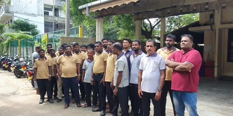 டெங்குத் தடுப்பு உதவியாளர்கள் பணிப்பகிஷ்கரிப்பில் ஈடுபட்டனர்!