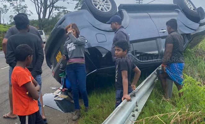 நானு ஓயாவில் சொகுசுக் கார் விபத்து: மயிரிழையில் பிழைத்த கணவன், மனைவி