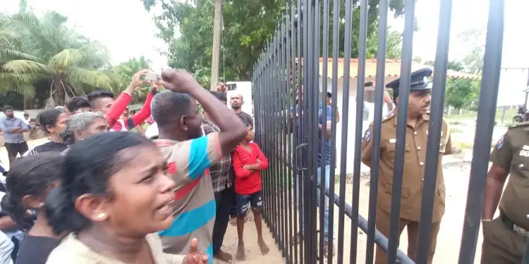 மட்டு. கொக்குவிலில் சவப்பெட்டியுடன் மாபெரும் போராட்டம் நடத்திய மக்கள்!