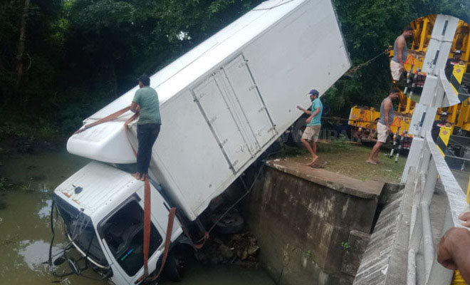 மன்னம்பிட்டியில் பாலத்துக்குள் வாகனம் குடைசாய்ந்து விபத்து