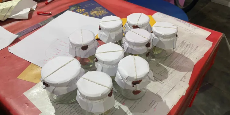 இயந்திர தகடுகளைத் திருடிய குற்றச்சாட்டில் பூசகர் கைது!